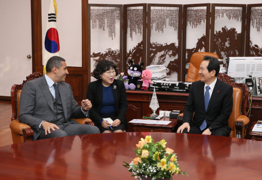 정세균 국회의장은 8일 국회의장 집무실에서 칼둔 행정청장과 비공개 면담을 했다./국회 제공